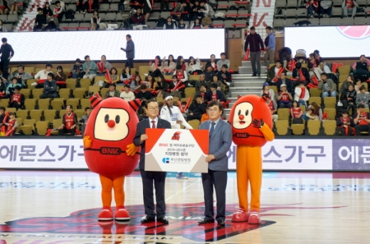 지난달 31일 부산센텀병원(병원장 손찬모, 오른쪽)과 BNK 썸(구단주 이두호, 왼쪽)은 스포원파크 BNK센터에서 업무협약 체결식을 가졌다./사진제공=부산센텀병원