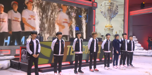 지난 3일 스페인에서 열린 2019 리그오브레전드 월드챔피언십 G2 e스포츠와의 4강전에 나선 SKT T1 선수단. /사진=공식 홈페이지 중계화면 캡처