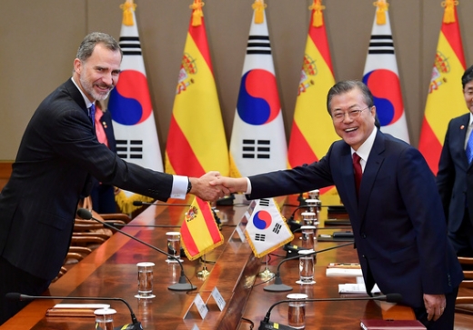 문재인 대통령이 지난달 23일 청와대에서 스페인 국왕 필리페 6세를 만나 악수하고 있다. /사진=로이터
