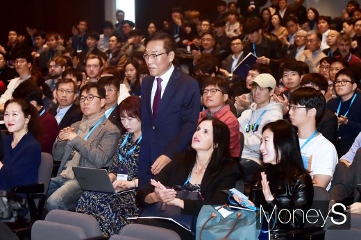 [머니S포토] 단상으로 이동하는 김기남 부회장