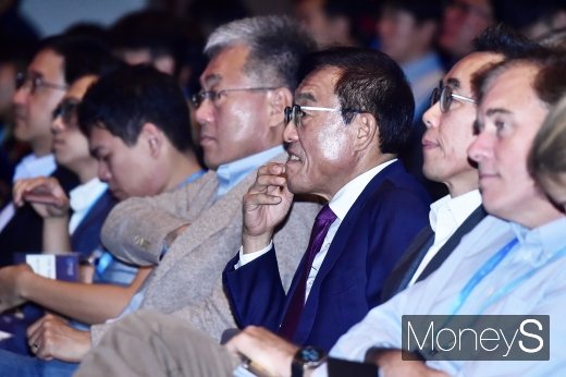 [머니S포토] AI 기술 발표에 집중하는 김기남 부회장
