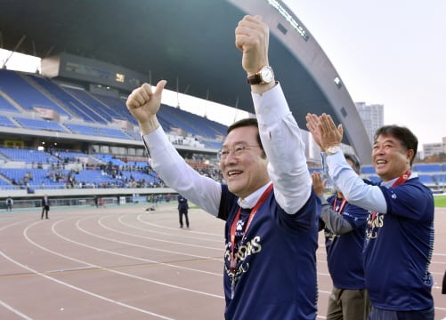 ▲이용섭 광주광역시장이 3일 오후 서구 광주월드컵경기장에서 열린 K리그2 광주FC 우승 시상식에 참석해 행사를 마친 뒤 광주FC 서포터즈와 팬들에게 엄지를 들어보이고 있다./사진제공=광주광역시