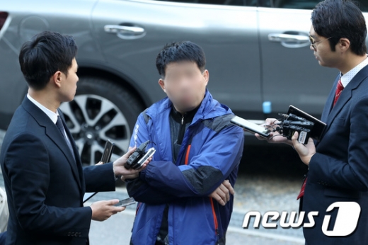 화성연쇄살인 8차 사건으로 복역후 출소한 윤모씨(52)가 재심 조력자인 박준영 변호사와 4일 오전 경기도 수원시 장안구 경기남부지방경찰청 광역수사대에 참고인 조사를 위해 출석하던 중 취재진의 질문에 답변하고 있다. /사진=뉴스1