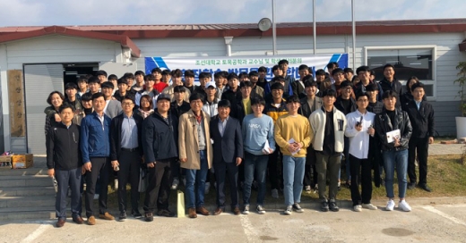 4일 전남개발공사는 무안군 일로읍 망월리 일원에 276만 7000㎡ 규모로 건설중인 오룡지구택지개발사업 현장에 조선대 토목공학과 교수 및 학생 70여 명을 초청해 현장견학 및 채용설명회를 실시했다./사진제공=전남개발공사