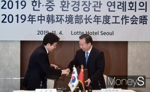 [머니S포토] 대기분야 협력 악수 나누는 한-중 장관들