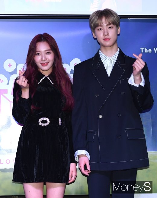 [머니S포토] 찬미·윤산하 '하트 발사'