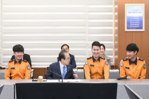 오거돈 시장이 4일 터널화재 목격현장 초기진압한 소방관 3명을 격려했다.(왼쪽부터 항만소방서 김준근 소방사, 오거돈 시장, 강서소방서 성치훈 소방교, 강서소방서 조배근 소방교)/사진제공=부산시