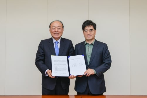 ▲광주글로벌모터스와 현대자동차가 4일 완성차 위탁생산과 공급을 위한 업무지원 계약을 체결하고 있다./사진제공=광주광역시