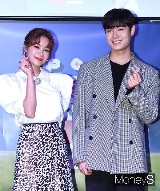 [머니S포토] 유나·김철민 '애교 가득 담은 하트'