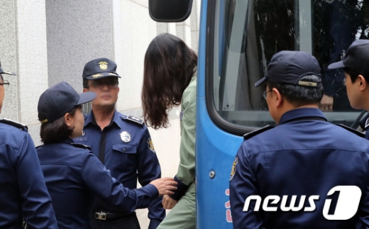 전 남편 살해 혐의로 구속기소된 고유정이 지난 9월30일 오후 제주지방법원에서 열린 4차 공판에 참석하기 위해 법원에 출석하고 있다. /사진=뉴스1
