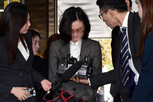 조국 전 법무부 장관의 부인 정경심 동양대 교수가 지난달 23일 영장실질심사를 받기 위해 서울중앙지법으로 들어서고 있다. /사진=임한별 기자