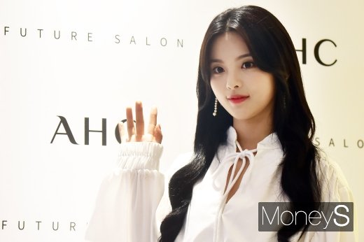 [머니S포토] 양초월, 은은한 손인사