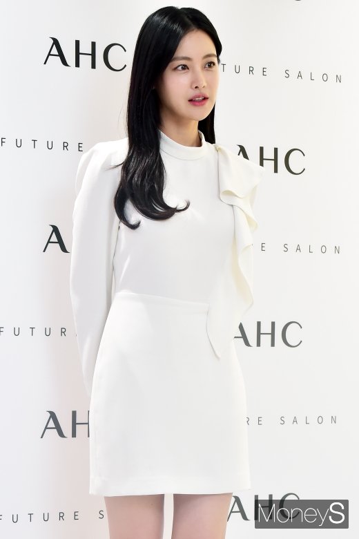 [머니S포토] 오연서, '청순 흑발 속 심플 포인트 준 원피스'