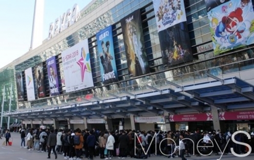 지스타 2018이 열린 벡스코 전시장 입장을 위해 관람객들이 대기하고 있다. /사진=채성오 기자