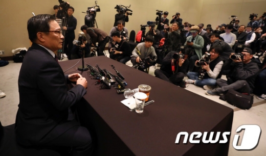 박찬주 전 육군대장이 4일 서울 63빌딩에서 열린 긴급 기자회견에서 공관병 갑질 논란에 대해 의견을 전하고 있다. /사진=뉴스1