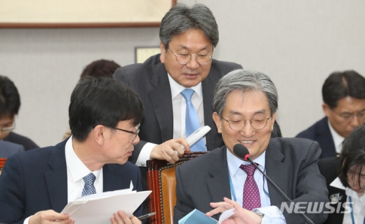 노영민(오른쪽 부터) 청와대 비서실장, 강기정 정무수석, 김상조 정책실장이 1일 오전 서울 여의도 국회에서 열린 운영위원회 국정감사에 증인으로 출석하여 의견을 나누고 있다. /사진=뉴스1
