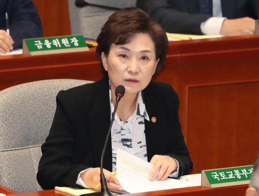 지난 4일 서울 여의도 국회 제2회의장에서 열린 예산결산특별위원회 전체회의에 참석한 김현미 국토부 장관. /사진=뉴시스 김명원 기자 
