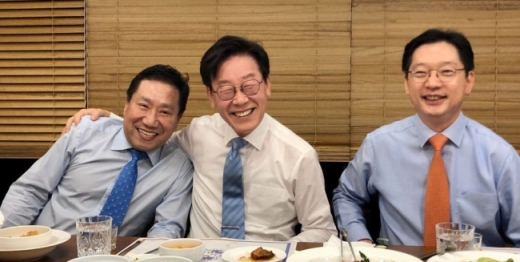 양정철 민주연구원장, 이재명 경기지사, 김경수 경남지사(왼쪽부터)가 지난 10월28일 경기 수원시 모처에서 만나 저녁식사를 하고 있다. / 사진제공=민주연구원장 