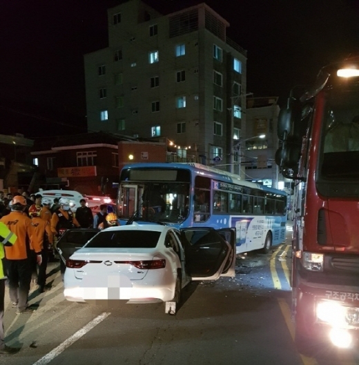 10대가 몰던 차량이 음주단속을 피해 달아나다 중앙선을 넘어 시내버스와 정면 충돌했다./사진제공=부산경찰청
