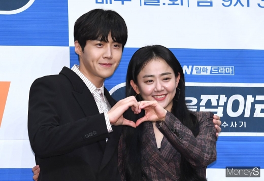 배우 김선호(왼쪽)와 문근영이 지난달 21일 서울 구로구 신도림동 라마다 서울 신도림 호텔에서 열린 tvN 월화드라마 '유령을 잡아라' 제작발표회에 참석해 함께 하트를 만드는 포즈를 취하고 있다. /사진=장동규 기자