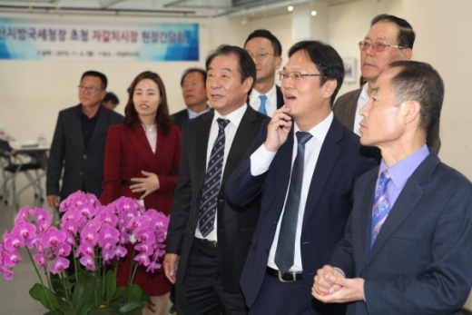 자갈치시장 관계자의 설명을 듣고 있는 이동신 부산국세청장(앞줄 오른쪽 두번째)./사진제공=부산국세청
