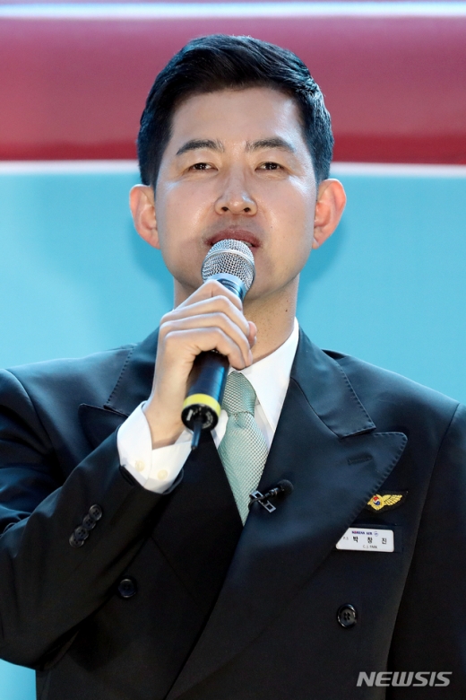 박창진 민주노총 전국공공운수노조 대한항공직원연대지부장이 지난 5월3일 오후 서울 종로구 세종문화회관 앞에서 공공운수노조 대한항공 직원연대지부 주최로 열린 '대한항공 갑질 규탄 1주년 촛불집회'에 참석해 개회사를 하고 있다. /사진=뉴시스