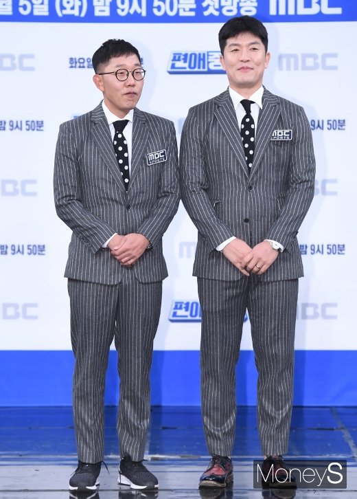 [머니S포토] 김제동·김병헌, 어색한 포토타임