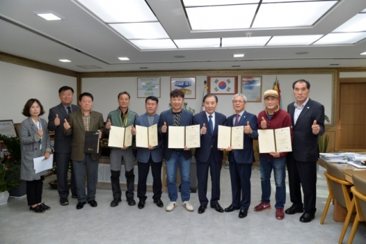4일 열린 소상공인지원위원회 위촉식 및 신규 위원 위촉 기념촬영. / 사진제공=포천시