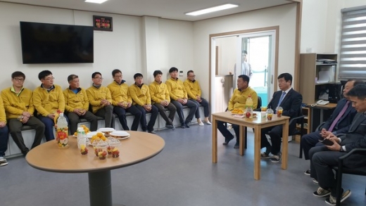 최용덕 동두천시장은 4일 새로운 가로환경미화원 휴게시설에서 간담회를 개최했다. / 사진제공=동두천시