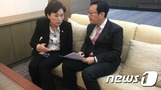 4일 국회 예결위에서 만난 김현미 국토부장관과 김한정 의원(남양주을). / 사진=뉴스1
