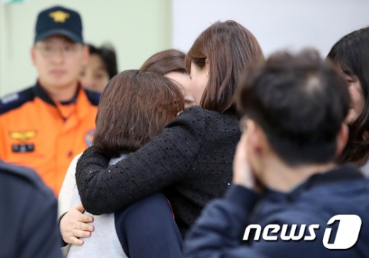 독도 소방헬기 추락 엿새째인 5일 대구 강서소방서 실종자 가족대기실에서 늦어지는 사고해역 수색 소식에 가족들이 흐느끼고 있다. /사진=뉴스1