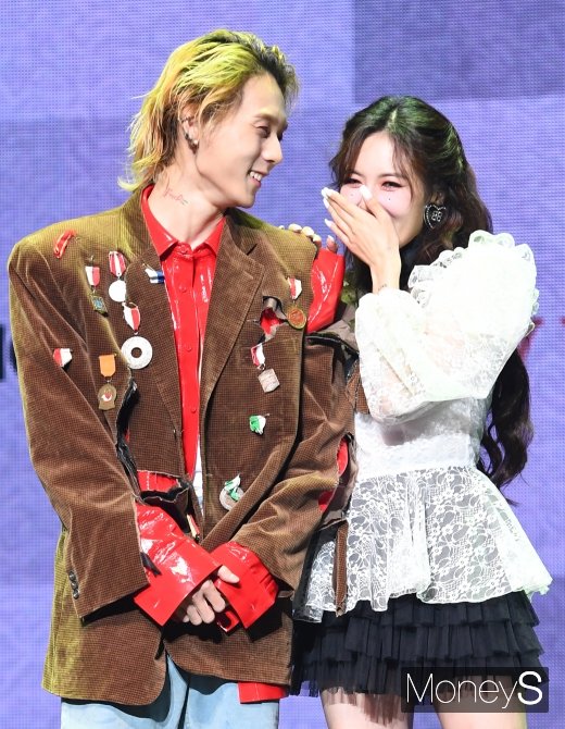 [머니S포토] 던·현아 '꿀 떨어지는 눈빛'