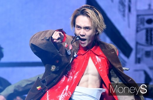 [머니S포토] 던 '무대 장악하는 눈빛'