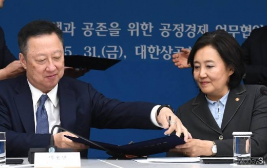 박용만 대한상공회의소 회장과 박영선 중소벤처기업부 장관이 지난5월31일 오후 서울 중구 상의회관 챔버라운지에서 열린 '상생과 공존을 위한 공정경제 업무협약식'에 참석해 협약서를 교환하고 있다. / 사진=장동규 기자