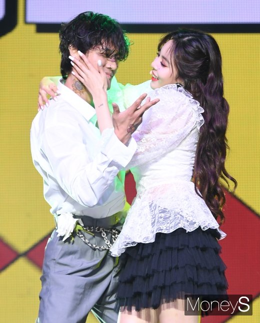 [머니S포토] 현아 '연인 DAWN(던) 질투 유발하는 퍼포먼스'