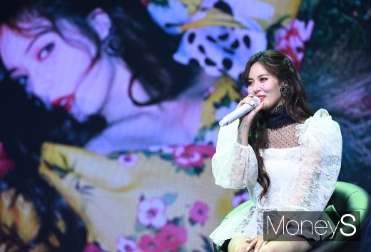 [머니S포토] 현아 '전 꽃을 사랑해요~'