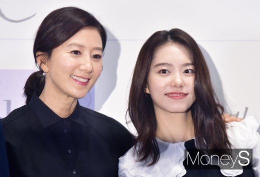 [머니S포토] 김희애-김소혜, 보면 볼수록 묘하게 닮은듯한 모녀