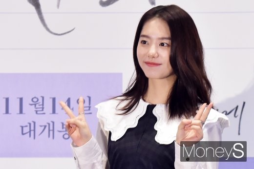 [머니S포토] 배우 면보 엿보인 김소혜, 귀요미 V 포즈