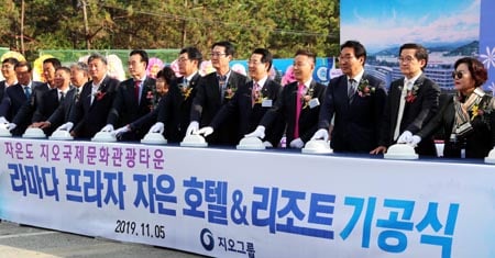 5일 신안 자은면에서 열린 기공식에 최일기 지오그룹 회장, 김영록 전라남도지사, 우기종 더불어민주당 목포지역위원장, 박우량 신안군수, 김용배 신안군의회 의장, 김문수·정광호 전남도의회 의원, 기관단체장, 지역 주민 등 1000여 명이 참석했다./사진제공=전남도