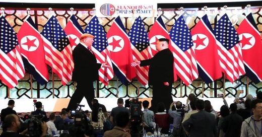 제2차 북·미 정상회담 첫날인 지난 2월27일 베트남 하노이 국제 미디어센터에서 김정은 북한 국무위원장과 도널드 트럼프 미국 대통령 회담이 생중계 되고 있다. /사진=머니투데이 DB