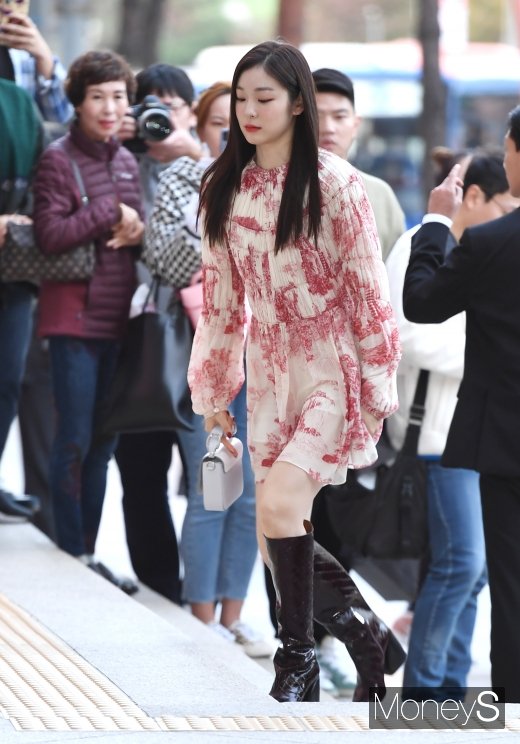 [머니S포토] 김연아, 거리 시선 사로잡는 여신