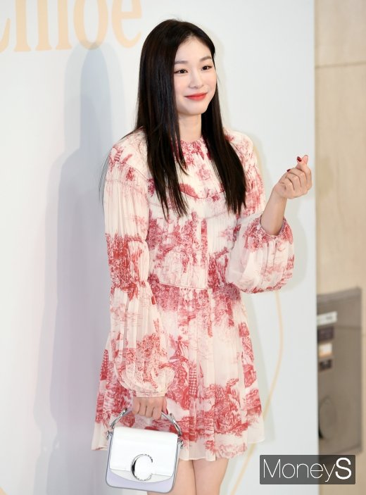 [머니S포토] 김연아, 수줍은 하트… '피겨여왕의 화려한 외출'