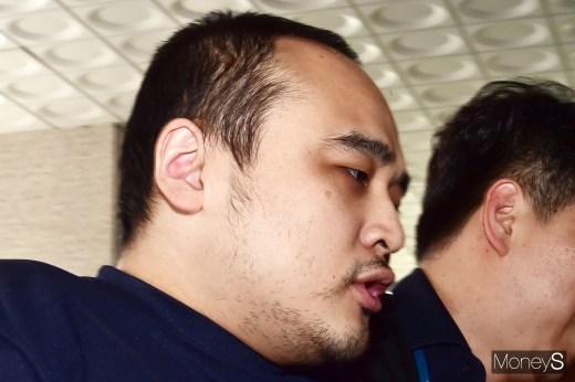 '한강 몸통 시신 사건' 피의자 장대호가 지난 8월21일 경기 고양시 덕양구 화정동 경기 고양경찰서에 보강조사를 받기 위해 수사관들과 함께 청사로 들어서고 있다. /사진=임한별 기자