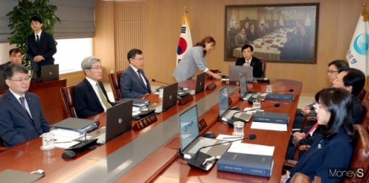 이주열 한국은행 총재가 지난달 16일 오전 서울 중구 한국은행에서 열린 금융통화위원회 통화정책회의를 주재하고 있다./사진=장동규 기자