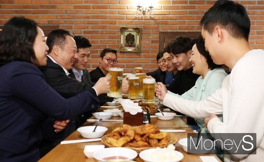 [머니S포토] 대한상의 주최 스타트업-중기부 장관 치맥간담회