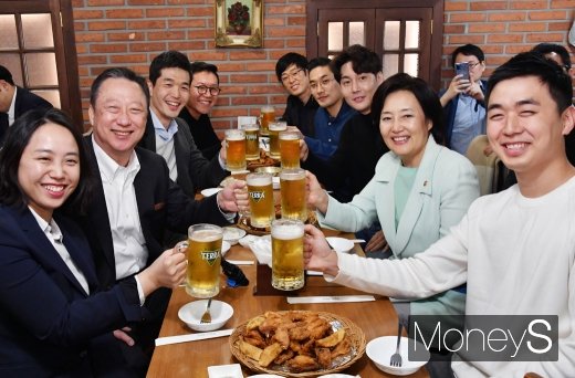 [머니S포토] 대한상의, 중기부-스타트업과 웃음만발 '호프미팅'