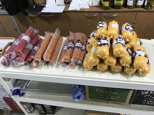 판매업소에서 압류한 불법 외국산 햄. / 사진제공=경기도