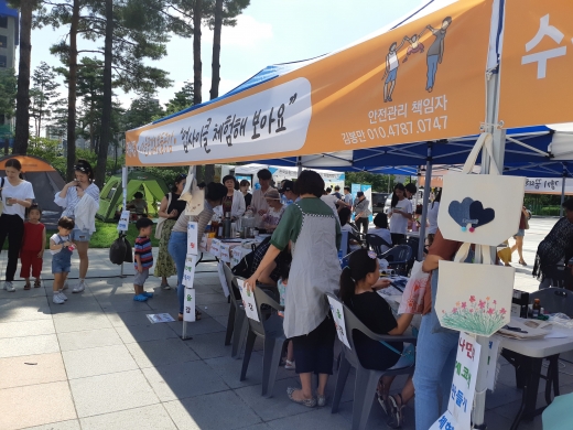 지난해 9월 1일 성남시청 광장서 열린 ‘제6회 행복마을 한마당 축제’ 마을공동체 활동 체험 부스. / 사진제공=성남시