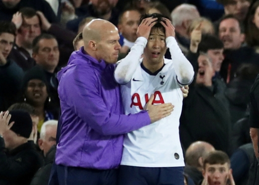 지난 4일(한국시간) 영국 리버풀 구디슨 파크에서 열린 EPL 11라운드 에버튼 원정 경기에서 안드레 고메즈가 심각한 부상을 당한 후 머리를 감싸쥐며 괴로워 했던 토트넘 홋스퍼의 손흥민(오른쪽). /사진=로이터