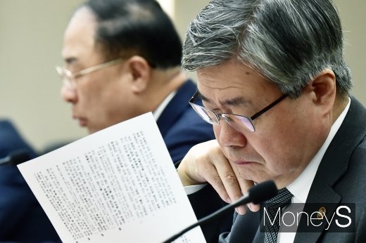 [머니S포토] 경제활력대책회의, 자료살피는 이재갑 장관